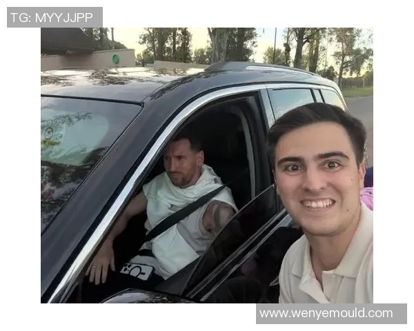 足球明星意外被热情粉丝亲吻现场反应引发热议与关注